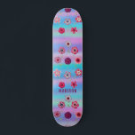 Skateboard Nombre de Flores Púrpuras Irlandesas Modernas Girl<br><div class="desc">El nombre de las flores moradas rosadas irlandesas modernas y de colores vivos presenta un fondo iridiscente moderno con flores rosadas y violetas con su nombre personalizado. Personalice editando el texto en el cuadro de texto proporcionado. Diseñado por ©Evco Studio www.zazzle.com/store/evcostudio</div>