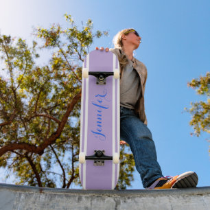 Skateboard Nombre de guión grande azul, rayas de lavanda sobr