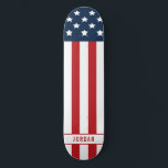 Skateboard Nombre de la bandera estadounidense patriótica<br><div class="desc">Este patinador patriótico americano cuenta con estrellas y rayas con tu nombre en la parte inferior.</div>