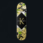 Skateboard Nombre inicial del estilo del Personalizado forest<br><div class="desc">Este divertido skateboard con un patrón de bosque kawaii sería un regalo maravilloso para alguien que está en patinaje! Añade fácilmente el nombre y el inicial deseado haciendo clic en la opción "personalizar esta plantilla".</div>