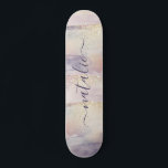 Skateboard Nombre inicial del purpurina rosa morado brillante<br><div class="desc">El purpurina rosado morado brillante destella el nombre personalizado inicial maña. Hermoso ilustracion acuático,  un cumpleaños ideal o un regalo de Navidades. Ascensor perfecto para tu amiga o pariente.</div>