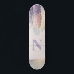 Skateboard Nombre inicial del purpurina rosa morado brillante<br><div class="desc">El purpurina rosado morado brillante destella el nombre personalizado inicial maña. Hermoso ilustracion acuático,  un cumpleaños ideal o un regalo de Navidades. Ascensor perfecto para tu amiga o pariente.</div>