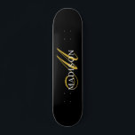 Skateboard Nombre moderno del guión dorado del monograma negr<br><div class="desc">Un elegante monograma dorado y blanco sobre una rica tabla de patinaje negro para su diversión al aire libre. Elegante y moderno.</div>