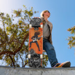 Skateboard Nombre personalizado de guitarra eléctrica de músi<br><div class="desc">La tabla de patinaje de nombre personalizado Personalizado de guitarra eléctrica de música guitarista incluye tu nombre personalizado en tipografía moderna en un fondo naranja, negro y blanco con una persona tocando la guitarra eléctrica. Personalice editando el texto en el cuadro de texto proporcionado. Dé un regalo hecho por el...</div>