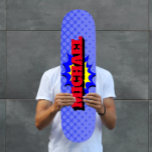 Skateboard Nombre personalizado de libro de historietas para<br><div class="desc">Este monograma de estilo de historietas para niños superhéroes es una manera única y atractiva de mostrar tu nombre. Está inspirado en las historietas Este diseño presenta el nombre en un tipo de letra audaz y estilizada que se parece a la tipografía de los libros de historietas y desprende un...</div>