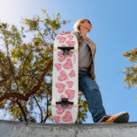 Skateboard Nombre personalizado de los corazones de amor mode<br><div class="desc">El tablero de patinaje de nombres personalizados Girly Pink Red Modern Love Hearts incorpora tu nombre personalizado en la tipografía moderna con un fondo de corazones de amor rosados y rojos. Personalice editando el texto en el cuadro de texto proporcionado. Dé un regalo hecho por el personalizado, patineta personalizada a...</div>