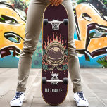 Skateboard Nombre personalizado de los Rosas astronautas retr<br><div class="desc">Rosas de astronautas retro flamando patineta de nombres personalizada</div>