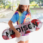 Skateboard Nombre personalizado del Personalizado de abstract<br><div class="desc">La moderna placa de patinaje de nombres personalizados Personalizado de resumen rojo y blanco rojo muestra su nombre personalizado en la tipografía moderna con un fondo rojo y blanco abstracto. Personalice editando el texto en el cuadro de texto proporcionado. Regale un regalo hecho por un personalizado, patineta personalizada a su...</div>