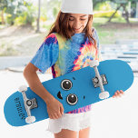 Skateboard Nombre personalizado del Personalizado del Persona<br><div class="desc">Cute Happy Personalizado Face Personalizado Nombre Personalizado Skateboard incluye tu nombre personalizado en tipografía moderna con un sencillo fondo azul con una bonita cara personalizado sonriente. Personalice editando el texto en el cuadro de texto proporcionado. Dé un regalo hecho por el personalizado, patineta personalizada a tu patinador favorito para Navidades,...</div>