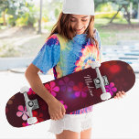 Skateboard Nombre personalizado del Personalizado floral de c<br><div class="desc">La placa de patinaje con nombre personalizado del Personalizado floral Girly Pink incluye su nombre personalizado en la tipografía moderna sobre un fondo borgoñoso con flores rosas. Personalice editando el texto en el cuadro de texto proporcionado. Regale un regalo hecho por un personalizado, patineta personalizada a su patineta favorita para...</div>