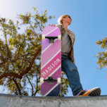 Skateboard Nombre personalizado Girly Pink Purple Stripes<br><div class="desc">Custom Name Girly Pink Purple Stripes Skateboard incluye tu nombre personalizado en la moderna tipografía blanca sobre rayas rosadas y violetas. Personalice editando el texto en el cuadro de texto proporcionado. Dé un regalo hecho por un personalizado, patineta personalizada a su patineta favorita para Navidades, cumpleaños o para su BFF....</div>