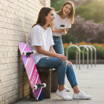 Skateboard Nombre personalizado Girly Pink Purple Stripes<br><div class="desc">Custom Name Girly Pink Purple Stripes Skateboard incluye tu nombre personalizado en la moderna tipografía blanca sobre rayas rosadas y violetas. Personalice editando el texto en el cuadro de texto proporcionado. Dé un regalo hecho por un personalizado, patineta personalizada a su patineta favorita para Navidades, cumpleaños o para su BFF....</div>
