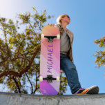 Skateboard Nombre personalizado Guay Retro Pincel púrpura<br><div class="desc">Nombre personalizado Guay Retro Purple Brush Strokes Skateboard incluye tu nombre personalizado en un fondo retro de pincel en naranja, rosa y morado. Personalice editando el texto en el cuadro de texto proporcionado. Regale un regalo hecho por un personalizado, patineta personalizada a su patineta favorita para Navidades, cumpleaños o BFF....</div>