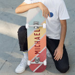 Skateboard Nombre personalizado Guay Retro Sunset Strips<br><div class="desc">Nombre personalizado Guay Retro Sunset Stripes Skateboard incluye tu nombre personalizado en una retro franja de puesta de sol en burdeos, naranja, amarillo y azul sobre un fondo de madera. Personalice editando el texto en el cuadro de texto proporcionado. Regale un regalo hecho por un personalizado, patineta personalizada a su...</div>