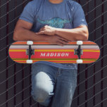 Skateboard Nombre personalizado personalizado personalizado d<br><div class="desc">El patinador Guay Modern Stripes Personalized Custom Name Skateboard presenta un colorido patrón de rayas rosadas, violetas, amarillas y negras con tu nombre personalizado. Personalice editando el texto en el cuadro de texto proporcionado. Dé un regalo hecho por el personalizado, patineta personalizada a tu patinador favorito para Navidades, cumpleaños o...</div>