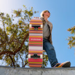 Skateboard Nombre personalizado personalizado personalizado d<br><div class="desc">El patinador Guay Modern Stripes Personalized Custom Name Skateboard presenta un colorido patrón de rayas rosadas, violetas, amarillas y negras con tu nombre personalizado. Personalice editando el texto en el cuadro de texto proporcionado. Dé un regalo hecho por el personalizado, patineta personalizada a tu patinador favorito para Navidades, cumpleaños o...</div>