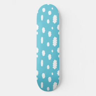 Skateboard Nubes blancas sobre un fondo de cielo azul