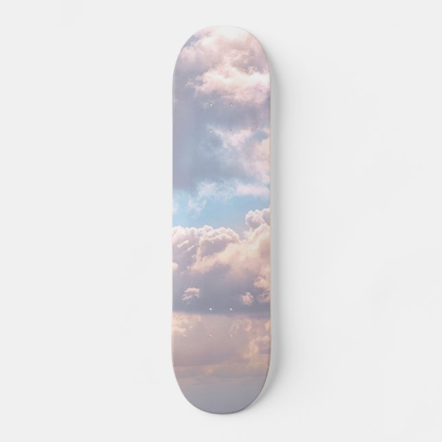 Skateboard Nubes esponjosas rosa iluminadas en un cielo azul (Anverso)