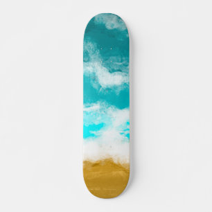 Skateboard Olas turquesas en el océano golpean la arena