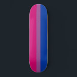 Skateboard Orgullo bisexual (Bandera Bi)<br><div class="desc">Este diseño presenta la bandera del orgullo bisexual, diseñada por primera vez por Michael Page en 1998. Su intención era dar a la comunidad bisexual su propio símbolo comparable a la bandera del orgullo gay. En la bandera, el rosa es para la misma atracción de género, el azul es para...</div>