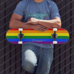 Skateboard Orgullo gay LGBT Bandera de rayas arco iris Monogr<br><div class="desc">Hermoso, vibrante, los colores de la bandera arcoíris del orgullo gay LGBT, colores de franjas geométricas coloridas, personalizado, personalizado, elegante y elegante guión de imitación de oro / tipografía / fuente, moderno, fresco, elegante, de la mejor calidad competencia de arce de roca dura en forma de cubierta de skateboard. Para...</div>