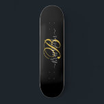 Skateboard Oro monogramado negro<br><div class="desc">Un elegante monograma dorado sobre patineta negra en un nombre de tipografía de escritura e inicial.</div>