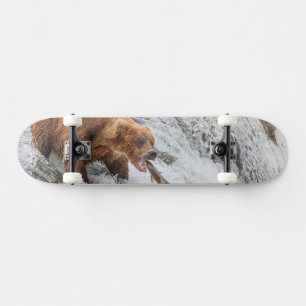 Skateboard Oso pardo atrapa salmón rojo