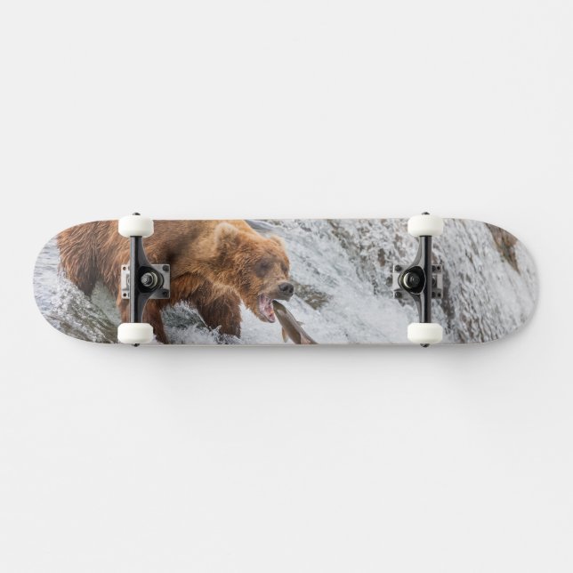 Skateboard Oso pardo atrapa salmón rojo (Horz)