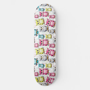 Skateboard Pájaros de búho coloridos Patrón de fondo blanco