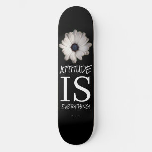 Skateboard PALABRAS POSTIVAS DE FLORES blancos negros en pati