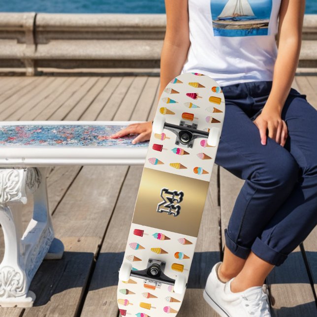Skateboard Paletas de Helado Monogramadas Diversión Retro en  (A cool skateboard patterned with ice cream cones and lollies, with stylish monogram on faux gold)