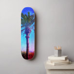Skateboard Palm Tree púrpura azul, Guay Retro Vintage<br><div class="desc">Prepárate para abrazar el cálido sol en las calles de tu ciudad cuando uses este patinaje fotográfico de colores y salvajes de una impresionante palmera de California con un aspecto vintage, malgastado morado, azul y rojo. Hace una declaración retro fría y divertida cada vez que navega por la acera. ¡Hace...</div>