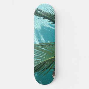 Skateboard palmera sobre el agua