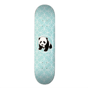 Skateboard Panda linda en círculos de los azules cielos