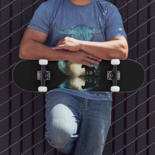 Skateboard Pantera negra reflejada en piscina de agua en la s