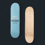 Skateboard Papá, eres nuestra tipografía heroica, el día del<br><div class="desc">Papi,  eres nuestra tipografía heroica,  el disco de hockey sobre patos azul. Puedes cambiar a papá en papá,  papá,  pap,  y agregar tus nombres. Un lindo regalo y un dulce sabor para el Día del Padre para papá.</div>