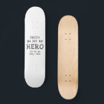 Skateboard Papá, eres nuestra tipografía heroica, el día del<br><div class="desc">Simple Papi eres mi tipografía heroica Patineta fotográfica Día del Padre blanco y negro. El texto está en tipos de letra simples dibujados a mano. Puedes cambiar a papá en papá, papá, pap, y agregar tus nombres. Un lindo regalo y un dulce sabor para el Día del Padre para papá....</div>