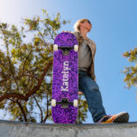 Skateboard Papel azul púrpura para el follaje negrita nombre<br><div class="desc">Extiende algo de encanto en las calles de tu ciudad con este patineta personalizada. La tipografía moderna, moderna, blanca y angustiada, sobrepone un patrón de damasco de hojas de color púrpura, rosa y azul oscuro en un fondo rico y profundo con textura púrpura. Hace una declaración genial y elegante cada...</div>