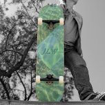 Skateboard Parche acuático Aquamarine Seafoam con Iniciales<br><div class="desc">Bonita patineta de Moda Boho, fresca y fresca, en tonos marinos, verde océano, amarina y azul acuático, como el agua que brilla bajo la luz del sol. El diseño de los mosaicos se ha diseñado a partir de un montaje de fotografías de ondas rivales de un mar tropical. La paleta...</div>