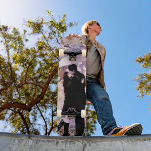 Skateboard Pareja romántica en el amor besándose en la lluvia