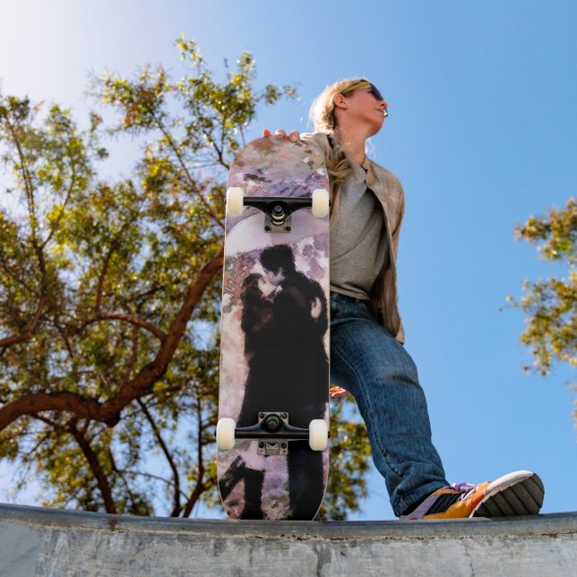 Skateboard Pareja romántica en el amor besándose en la lluvia (Exterior 1)