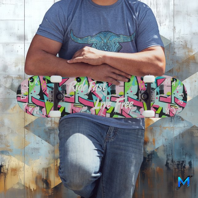 Skateboard Pastel de graffiti y White Ride Fast Live Motor gr (Subido por el creador)