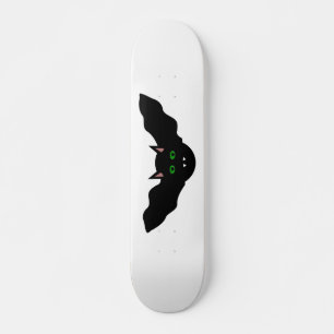 Skateboard Patinaje de Halloween frente a gato de vampiro
