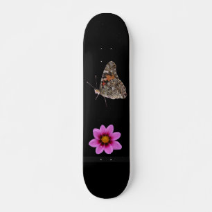 Skateboard Patinaje sobre la mariposa y la flor rosa