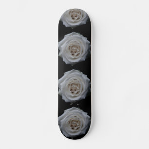Skateboard Patinaje sobre rosas blancas