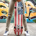 Skateboard Patriótico de la Bandera Americana en Problemas<br><div class="desc">¡Muéstrale tu espíritu patriótico con nuestra Patineta Patriótica de la Bandera Norteamericana! Este llamativo diseño cuenta con una bandera americana de inspiración vintage con una textura angustiada, que le da un toque de encanto escarpado. Perfecto para los skateboarders a los que les encanta mostrar su amor por EEUU, este tablero...</div>