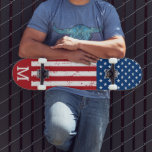 Skateboard Patriótico del Monograma Personalizado de la Bande<br><div class="desc">Muestra tu orgullo americano o da un regalo especial con este patinador de la bandera estadounidense en un desgastado diseño. Este diseño de skateboard de bandera de los estados unidos con estrellas y rayas en blanco y azul rojo es perfecto para el cuarto de julio de fiestas, fiesta del Día...</div>