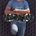 Skateboard Patrón abstracto Verde azulado oscuro, negro y oro<br><div class="desc">Tabla de Skate. Destacado en un diseño abstracto verde azulado oscuro, negro y dorado listo para su personalización. ✔ NOTA: ¡SÓLO CAMBIA LAS ÁREAS DE PLANTILLA NECESARIAS! 😀 Si es necesario, puede eliminar el texto y empezar a agregar de nuevo el texto y la fuente que desee. 📌 Si necesita...</div>