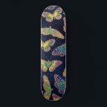 Skateboard Patrón acuático Purpurina de mariposas de oro de l<br><div class="desc">Esta decoración artística y moderna es perfecta para las mujeres de diseño. Tiene un patrón de mariposa color azul, verde neón, amarillo, verde verde azulado y color morado con finas líneas de purpurina dorado brillante impresas sobre un fondo de color azul marino oscuro. Es elegante, bonito, moda, artístico y lindo....</div>