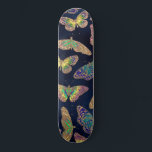 Skateboard Patrón acuático Purpurina de mariposas de oro de l<br><div class="desc">Esta decoración artística y moderna es perfecta para las mujeres de diseño. Tiene un patrón de mariposa color azul, verde neón, amarillo, verde verde azulado y color morado con finas líneas de purpurina dorado brillante impresas sobre un fondo de color azul marino oscuro. Es elegante, bonito, moda, artístico y lindo....</div>